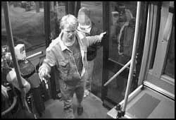 BLØDDE: Da overfallsmennene hoppet av bussen, lå Rusvik igjen på gulvet i bussen. Foto fra overvåkningskamera på buseen. 